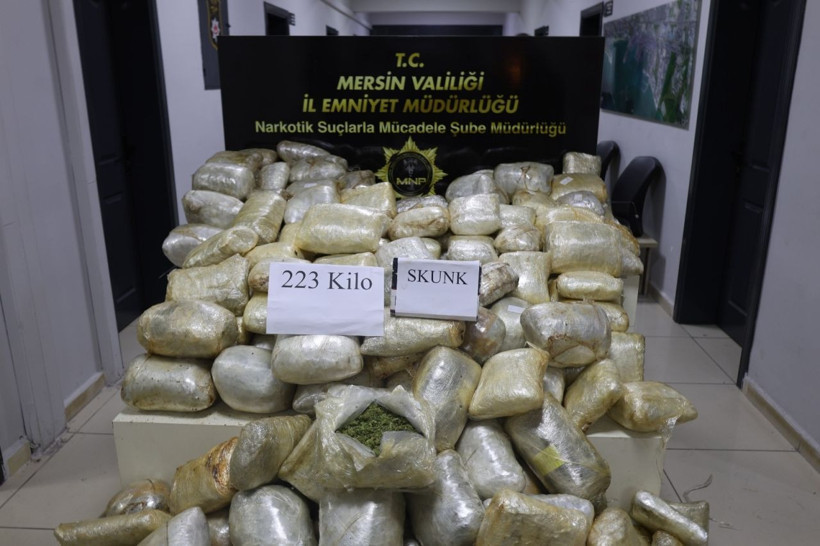 Mersin’de 223 kilogram skunk maddesi ele geçirildi - Resim: 3