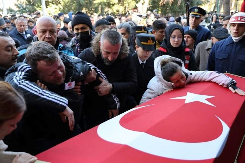 Türkiye şehitlerini uğurladı | Irak’ın kuzeyinde şehit düşen askerlere gözyaşlarıyla veda - Fotoğraf: 13