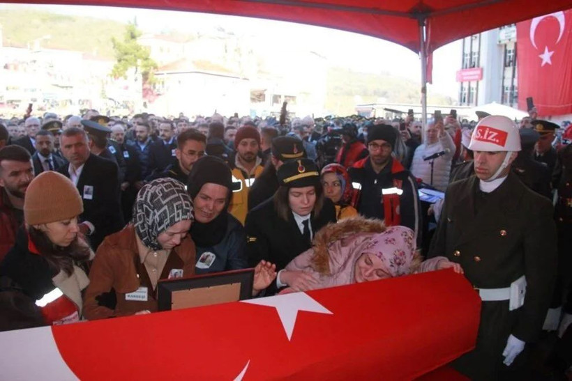 Türkiye şehitlerini uğurladı | Irak’ın kuzeyinde şehit düşen askerlere gözyaşlarıyla veda - Fotoğraf: 5