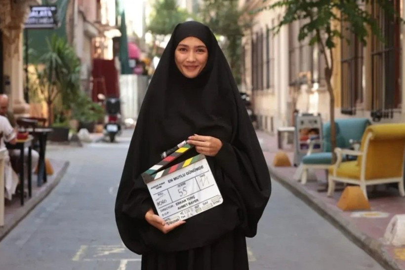 Aybüke Pusat çarşafa girdi! Verdiği pozlar çok konuşuldu - Fotoğraf: 4