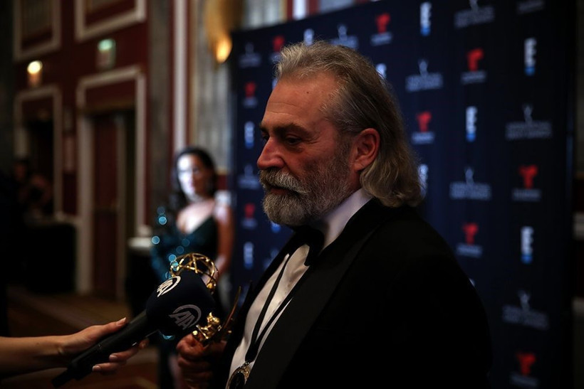 Haluk Bilginer Uluslararası Emmy Ödülleri'nde 'En İyi Erkek Oyuncu' ödülünü kazandı - Resim: 1