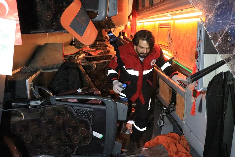 Erzincan'da yolcu otobüsü devrildi! - Resim: 4