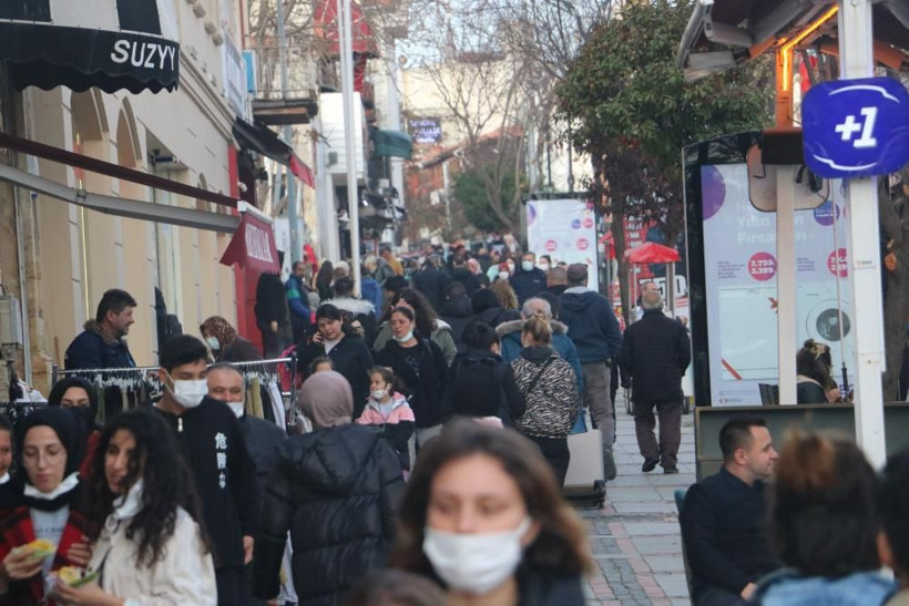 Koronavirüs Bilim Kurulu üyesi Prof. Dr. Özlü: Omicron'da hangi senaryo gerçekleşecek bilmiyoruz - Resim: 1