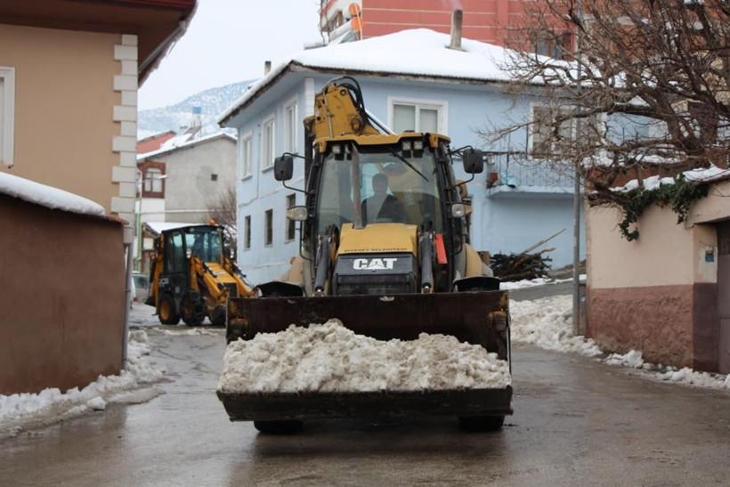 Amasya'da sokaklardaki karları toplayıp buz tutan göle taşıdılar - Resim: 3
