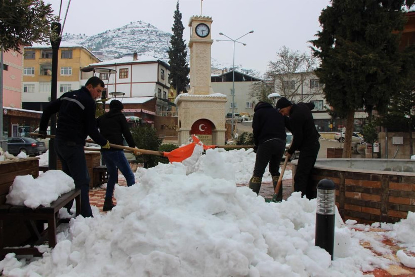 Amasya'da sokaklardaki karları toplayıp buz tutan göle taşıdılar - Resim: 4