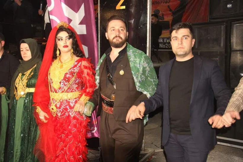 Böyle düğün görülmedi! Gelin ve damada takılan takı dudak uçuklattı - Resim: 2