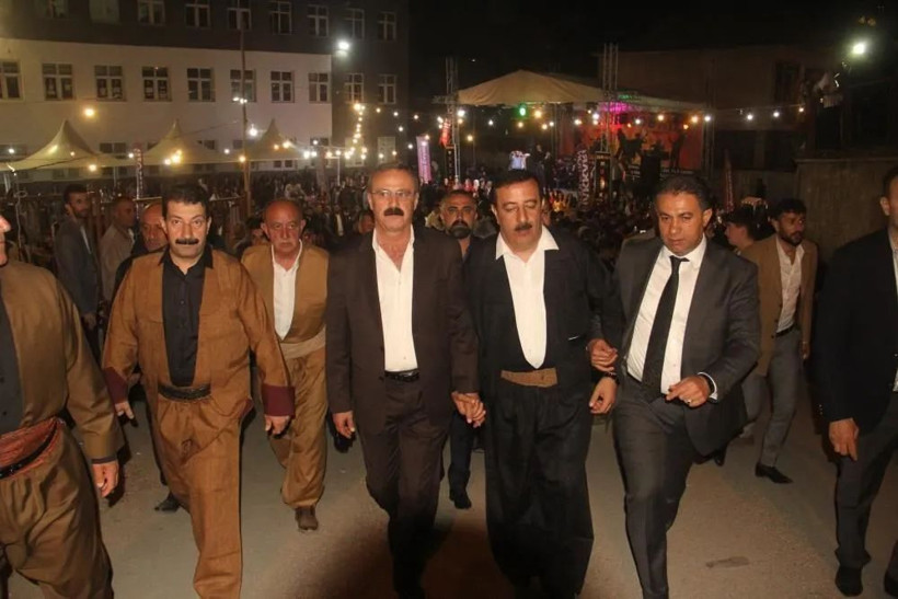 Böyle düğün görülmedi! Gelin ve damada takılan takı dudak uçuklattı - Resim: 3