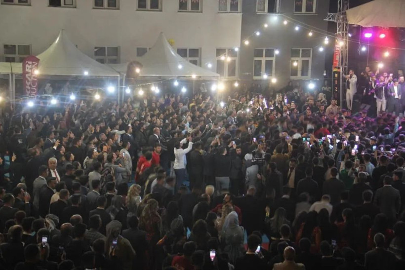 Böyle düğün görülmedi! Gelin ve damada takılan takı dudak uçuklattı - Resim: 4