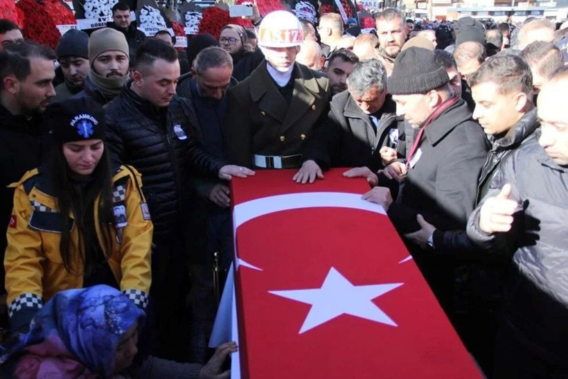 Türkiye şehitlerini uğurladı | Irak’ın kuzeyinde şehit düşen askerlere gözyaşlarıyla veda - Resim: 3