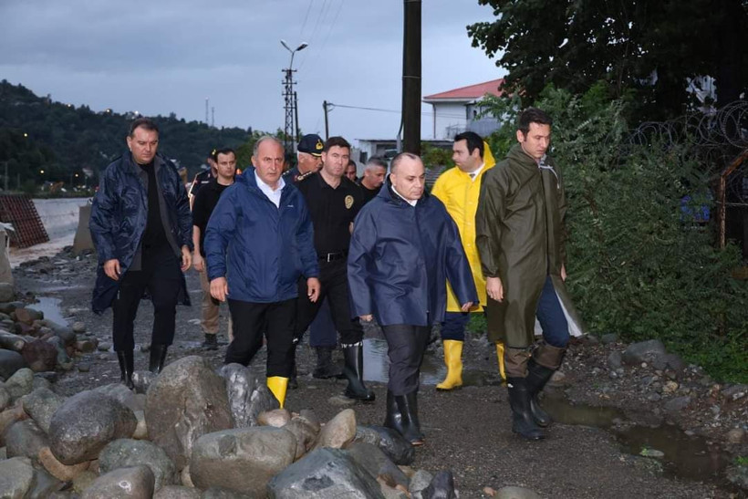 Artvin'de kuvvetli yağış ardından taşkın ve heyelan; 32 köy yolu kapandı - Resim: 2
