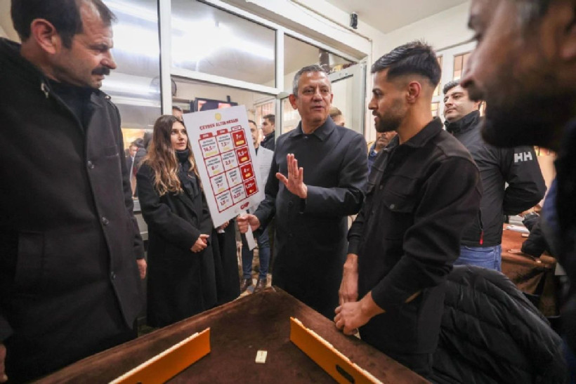 Özgür Özel'den pazarcı esnafına ziyaret: Önlük taktı, satış yaptı - Resim: 3