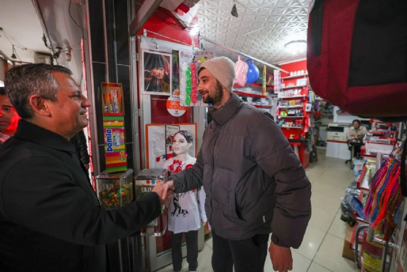 Özgür Özel'den pazarcı esnafına ziyaret: Önlük taktı, satış yaptı - Resim: 2