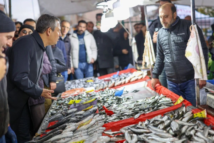 Özgür Özel'den pazarcı esnafına ziyaret: Önlük taktı, satış yaptı - Resim: 4