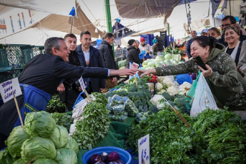 Özgür Özel'den pazarcı esnafına ziyaret: Önlük taktı, satış yaptı - Resim: 1