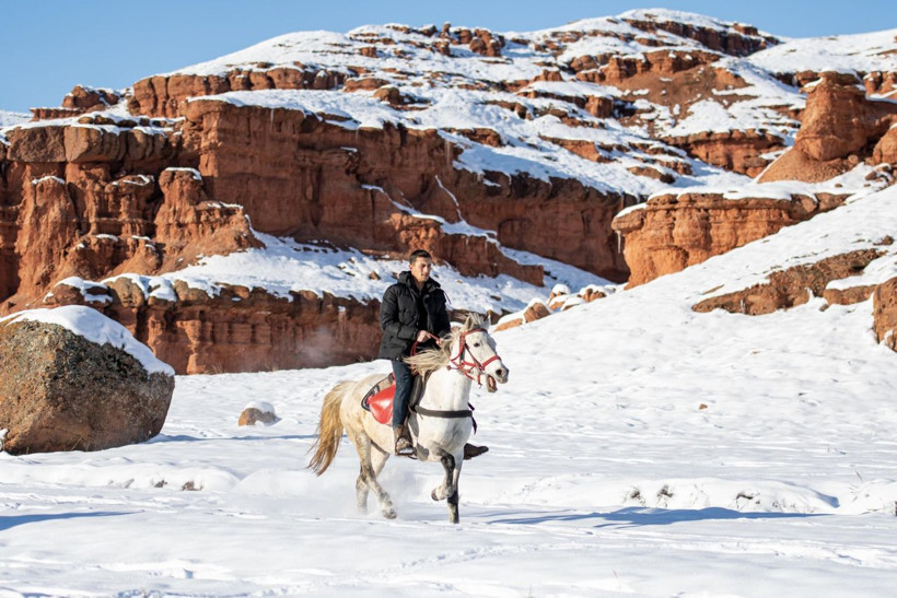 Erzurum 'Kırmızı Periler Diyarı' beyaza büründü - Resim: 1