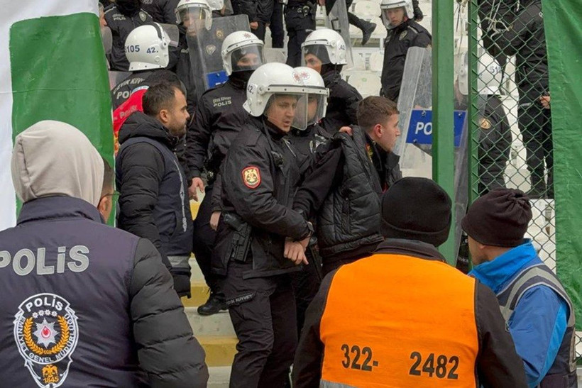 Süper Lig maçında ortalık karıştı: Sahaya girmek isteyen taraftarlara polis müdahalesi - Resim: 3