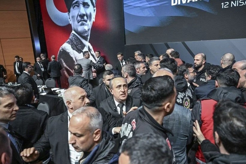 Hasan Arat'a yumruk atmıştı! Tevfik Yamantürk: İstifayı gerektirecek bir şey yapmadım - Resim: 2