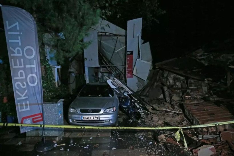 Balıkesir’de 6.1’lik deprem: 3 bina ve 1 iş yeri yıkıldı, enkazlar görüntülendi - Resim: 3