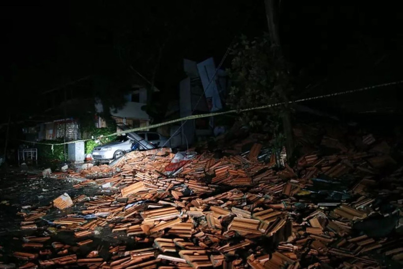 Balıkesir’de 6.1’lik deprem: 3 bina ve 1 iş yeri yıkıldı, enkazlar görüntülendi - Resim: 4