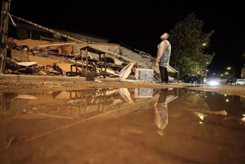 Balıkesir’de 6.1’lik deprem: 3 bina ve 1 iş yeri yıkıldı, enkazlar görüntülendi - Resim: 1