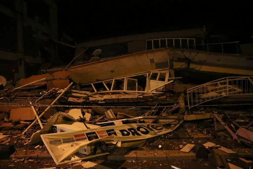 Balıkesir’de 6.1’lik deprem: 3 bina ve 1 iş yeri yıkıldı, enkazlar görüntülendi - Resim: 2