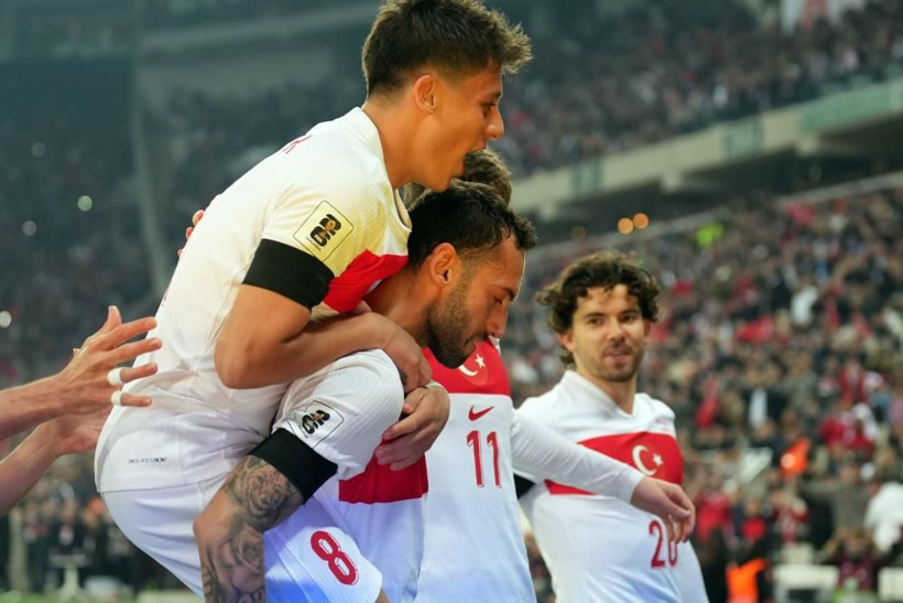 Zirveye yaklaşıyor: Hakan Çalhanoğlu, Bülent Korkmaz'ı yakaladı - Resim: 2