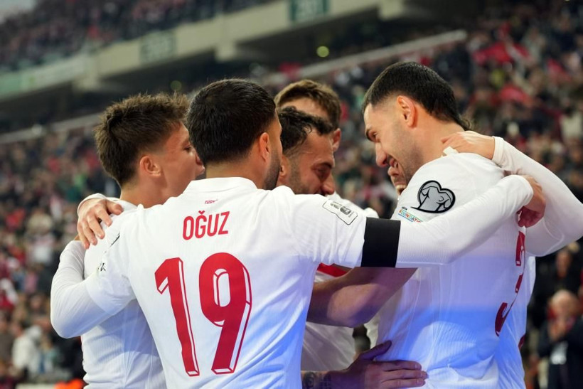 Zirveye yaklaşıyor: Hakan Çalhanoğlu, Bülent Korkmaz'ı yakaladı - Resim: 1