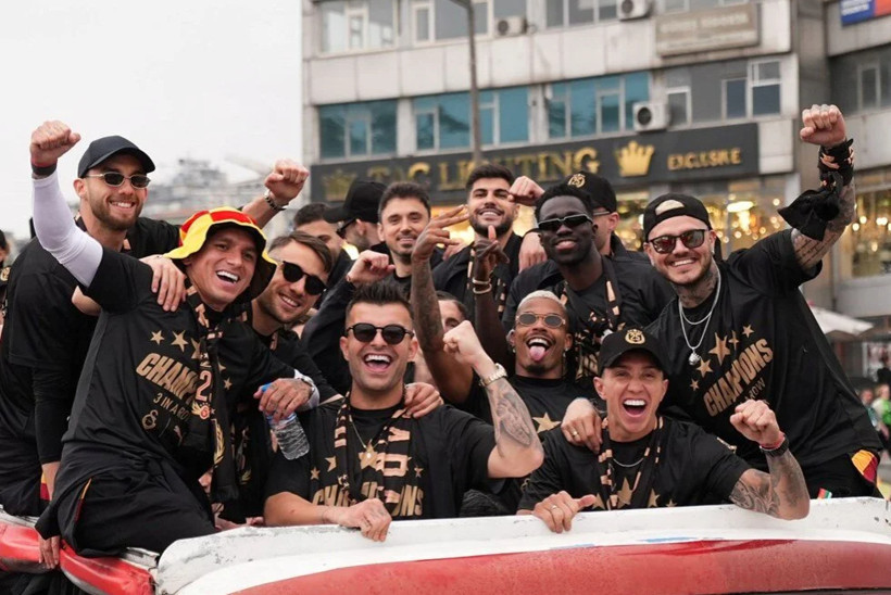 Galatasaray, 25. şampiyonluk kupasını aldı! Yenikapı'da taraftar rekoru kırıldı - Fotoğraf: 22
