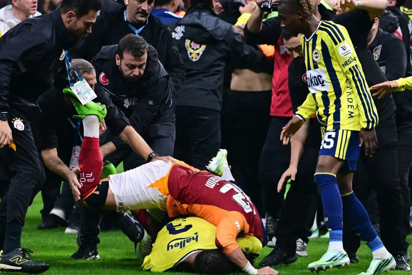 Archie Brown boynunu gösterip isyan etti: "Bir kadın gibi bunu yaptı!" - Fotoğraf: 3