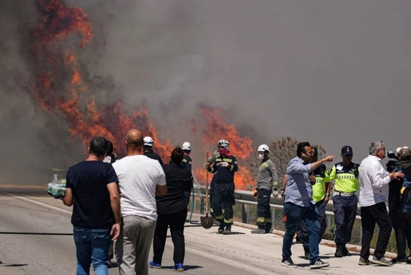 Yangınla mücadele sürüyor: Çeşme'de otoyol kapandı, Lara'da alevler evlere yaklaştı! Ödemiş'te bir kişi can verdi - Resim: 4
