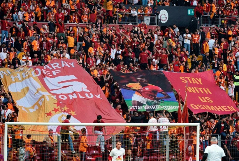 Galatasaray tribünlerinden Osimhen pankartları: "Zorunda olduğun için değil, istediğin için" - Resim: 2