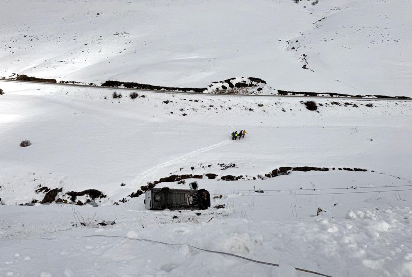 Minibüs, karla kaplı şarampole devrildi; sıkışan şoför kurtarıldı - Resim: 2