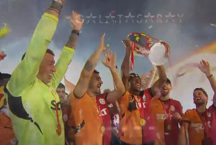Galatasaray, 25. şampiyonluk kupasını aldı! Yenikapı'da taraftar rekoru kırıldı - Resim: 1