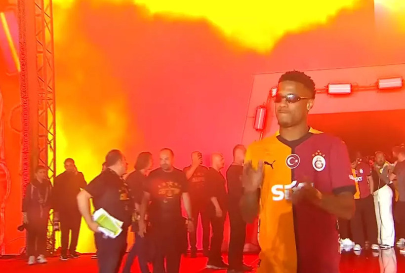 Galatasaray, 25. şampiyonluk kupasını aldı! Yenikapı'da taraftar rekoru kırıldı - Fotoğraf: 15