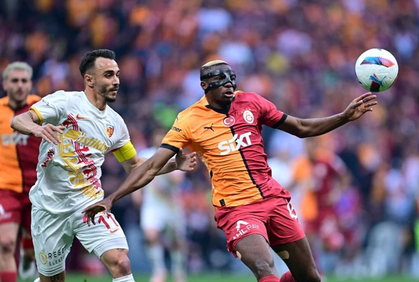 Galatasaray tribünlerinden Osimhen pankartları: "Zorunda olduğun için değil, istediğin için" - Resim: 4