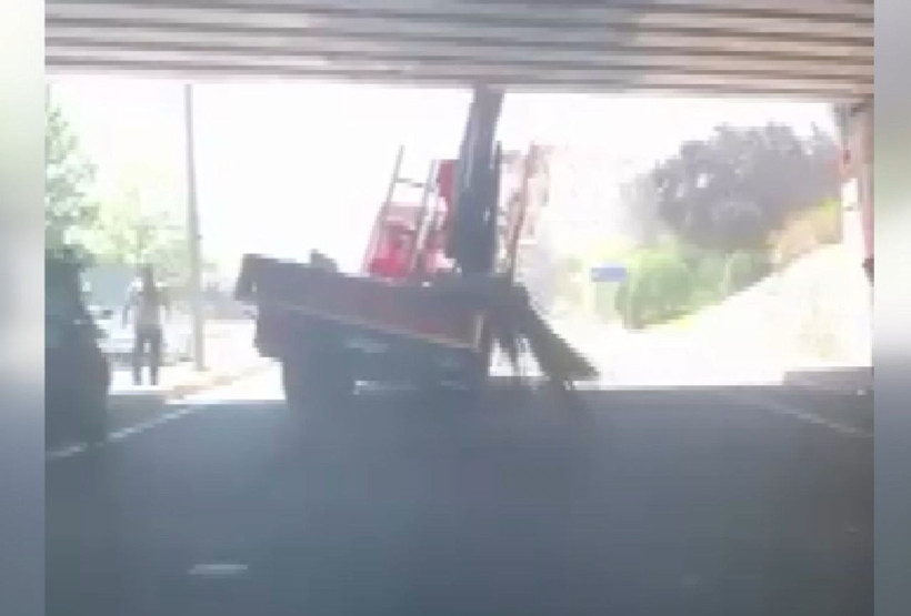 Yalova'da vinç yüklü TIR alt geçitte sıkıştı - Resim: 1