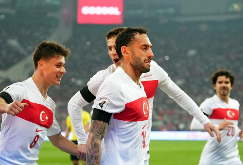 Zirveye yaklaşıyor: Hakan Çalhanoğlu, Bülent Korkmaz'ı yakaladı - Resim: 3
