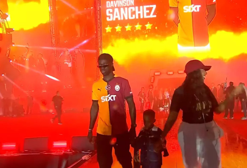 Galatasaray, 25. şampiyonluk kupasını aldı! Yenikapı'da taraftar rekoru kırıldı - Fotoğraf: 17