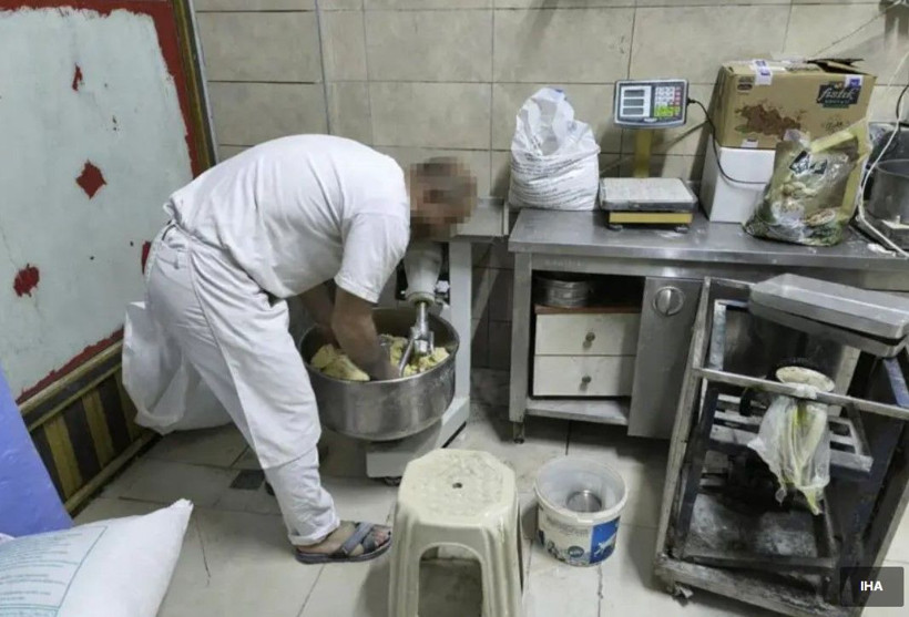 Tatlıcıda mide bulandıran görüntü! Ayaklarıyla hamur yoğurdu - Resim: 2