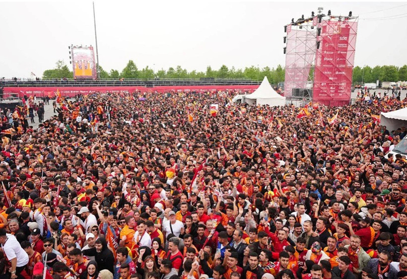 Galatasaray, 25. şampiyonluk kupasını aldı! Yenikapı'da taraftar rekoru kırıldı - Fotoğraf: 33