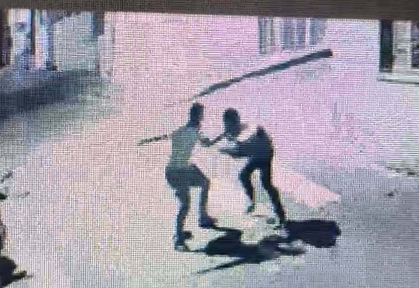 Motosikletli kuryeyi hayattan koparan bıçaklı saldırı anı kamerada - Resim: 2