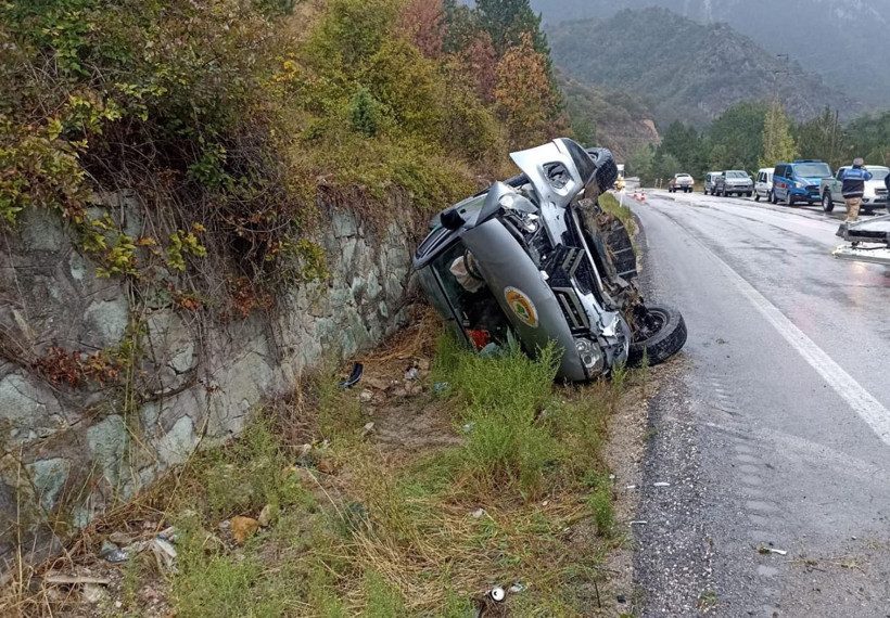 Orman personelini taşıyan kamyonet duvara çarptı 4 yaralı - Resim: 3