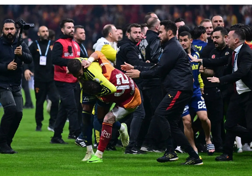 Archie Brown boynunu gösterip isyan etti: "Bir kadın gibi bunu yaptı!" - Fotoğraf: 4