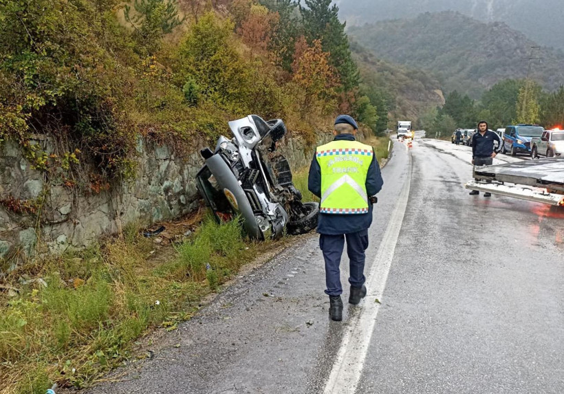 Orman personelini taşıyan kamyonet duvara çarptı 4 yaralı - Resim: 2