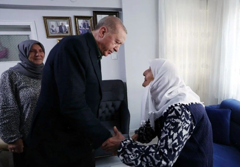 Cumhurbaşkanı Erdoğan'dan, 15 Temmuz'da iki oğlu ve damadı şehit olan Muzaffer nineye ziyaret - Resim: 2