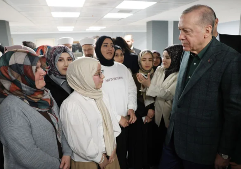 Cumhurbaşkanı Erdoğan Diyanet Gençlik Merkezi'ni ziyaret etti: Tanıdık isimler eşlik etti - Resim: 2