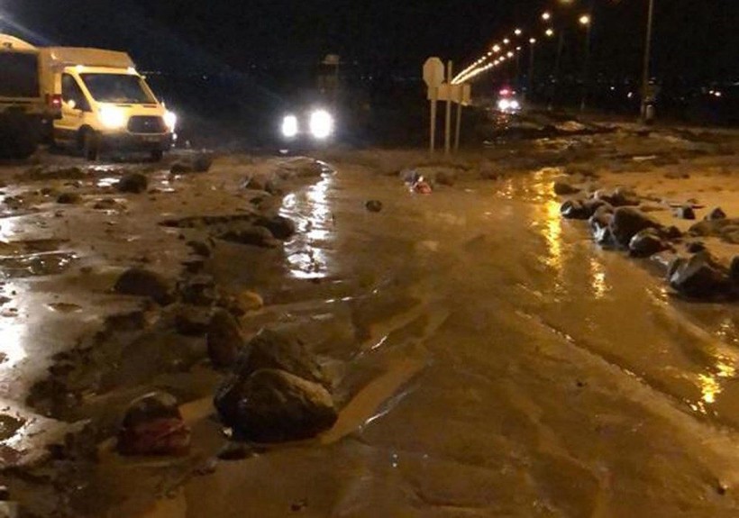 Iğdır'da önce fırtına sonra sel: Türkiye-Nahçıvan karayolu ulaşıma kapandı - Resim: 1