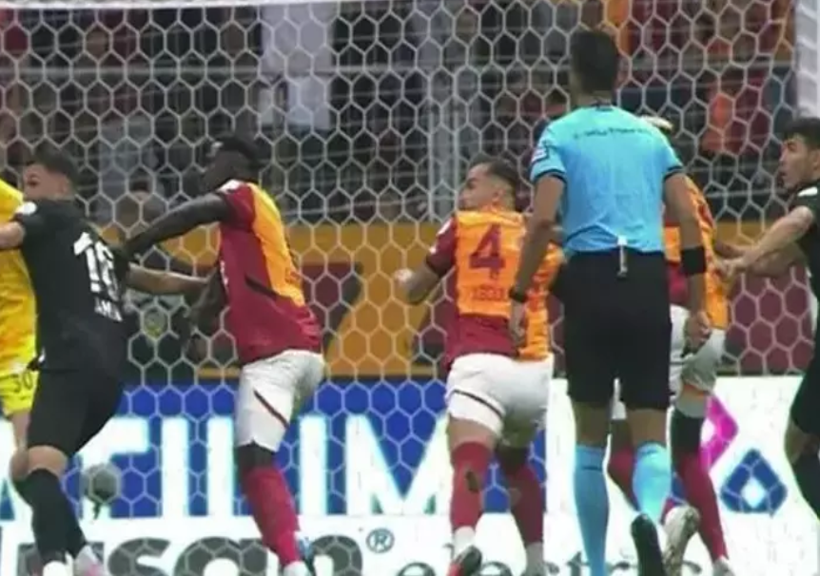 Galatasaray maçında tartışma yaratan pozisyon - Resim: 3