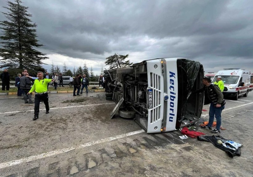 Isparta'da yolcu minibüsü devrildi: Çok sayıda yaralı var! - Resim: 4