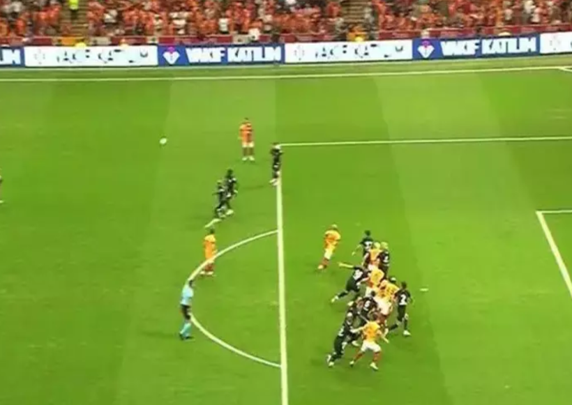 Galatasaray maçında tartışma yaratan pozisyon - Resim: 4